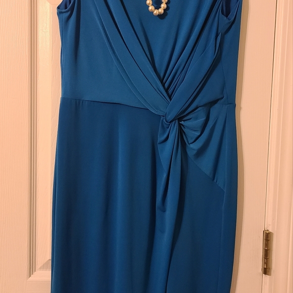 Women's Dresses - Picture 12 of 16